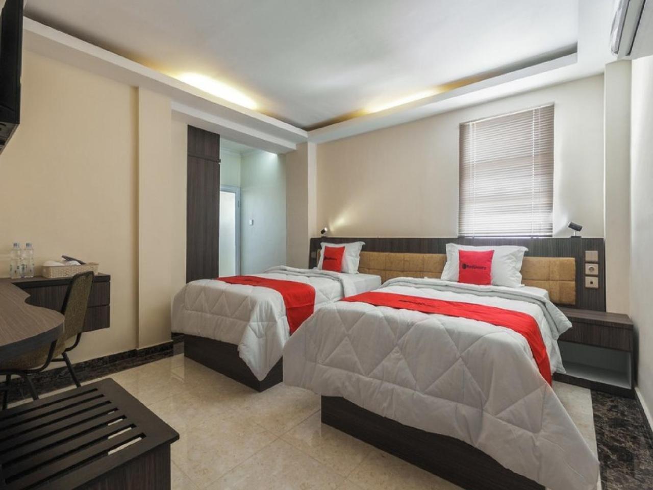 Reddoorz Plus @ Boulevard Panakkukang Makassar Exteriör bild