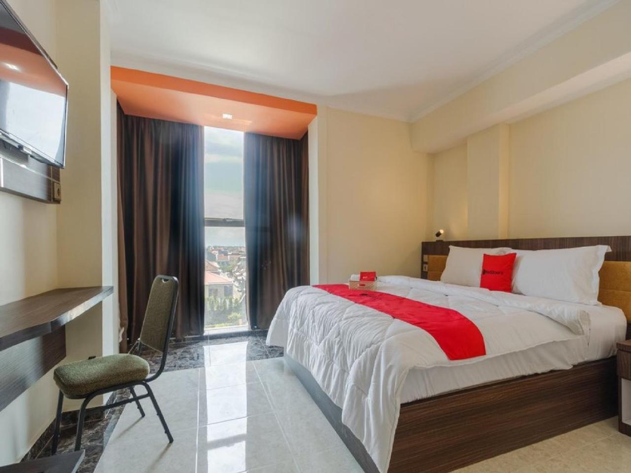 Reddoorz Plus @ Boulevard Panakkukang Makassar Exteriör bild