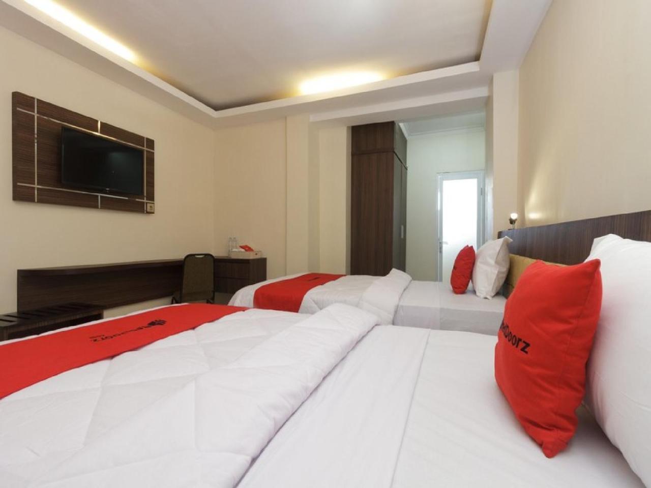 Reddoorz Plus @ Boulevard Panakkukang Makassar Exteriör bild