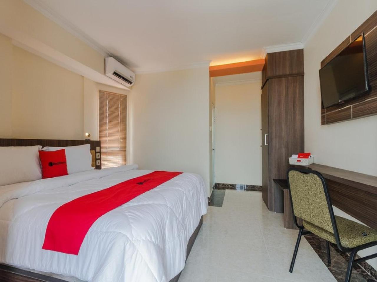 Reddoorz Plus @ Boulevard Panakkukang Makassar Exteriör bild