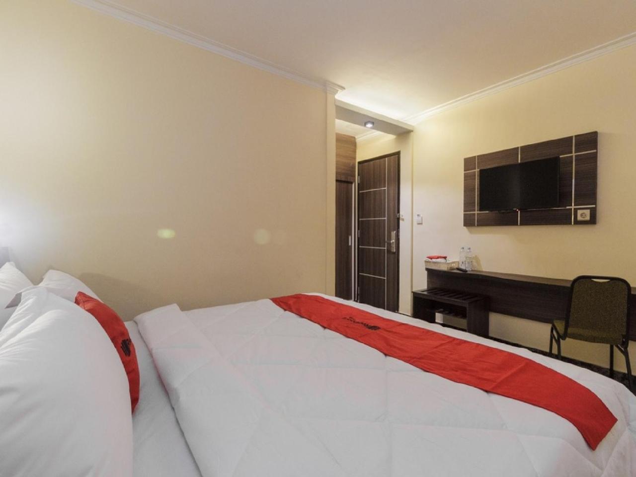 Reddoorz Plus @ Boulevard Panakkukang Makassar Exteriör bild