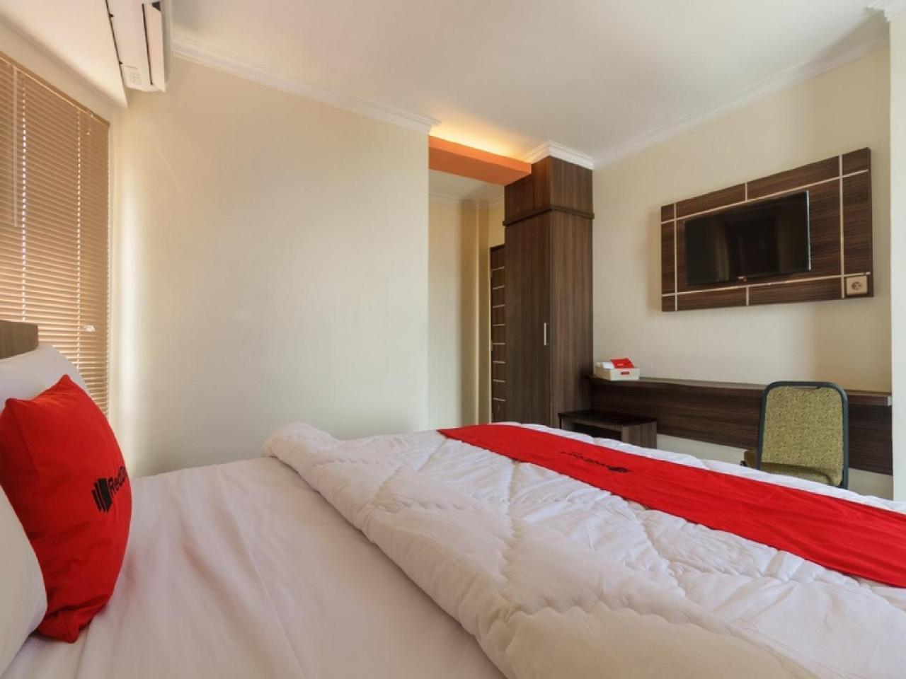 Reddoorz Plus @ Boulevard Panakkukang Makassar Exteriör bild